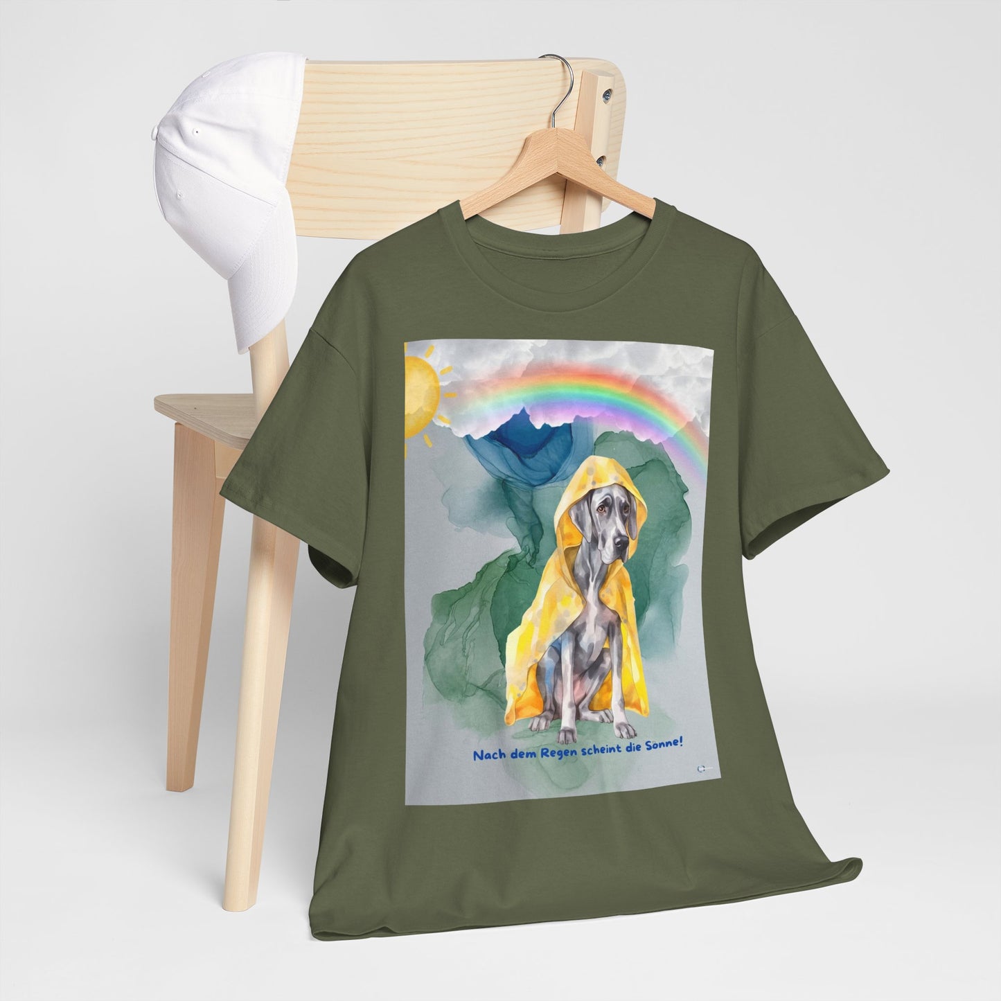 Dog in Yellow Raincoat T-Shirt | Rainbow Mountain Illustration. Nach dem Regen, scheint die Sonne!