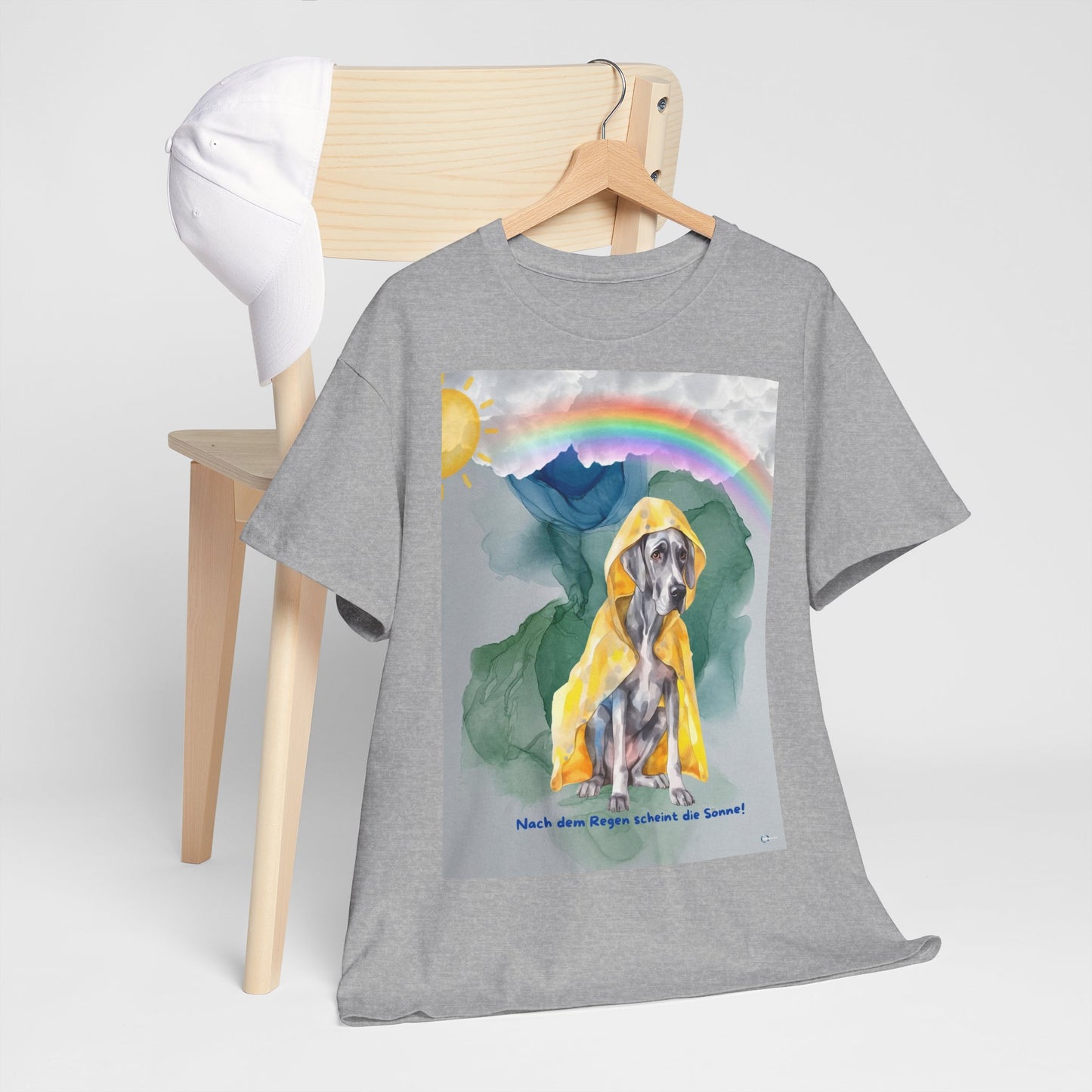 Dog in Yellow Raincoat T-Shirt | Rainbow Mountain Illustration. Nach dem Regen, scheint die Sonne!