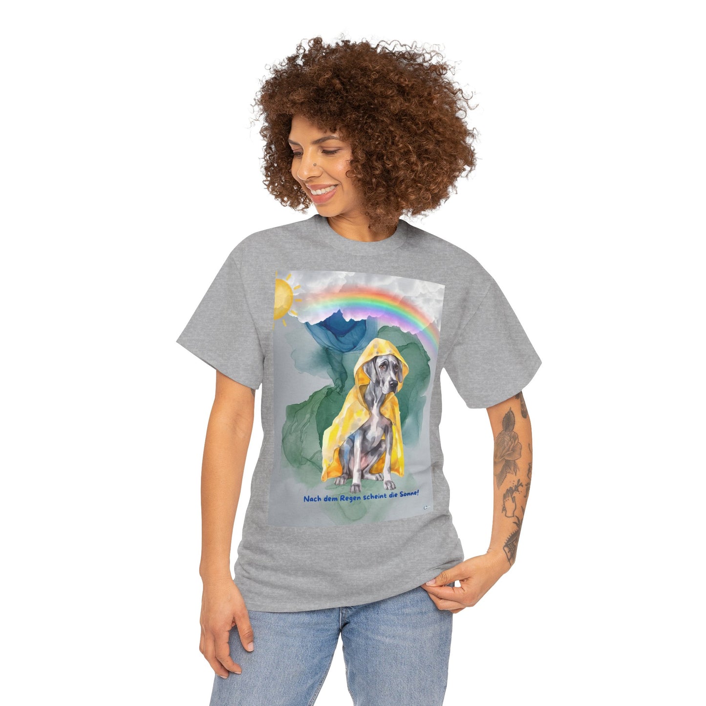 Dog in Yellow Raincoat T-Shirt | Rainbow Mountain Illustration. Nach dem Regen, scheint die Sonne!