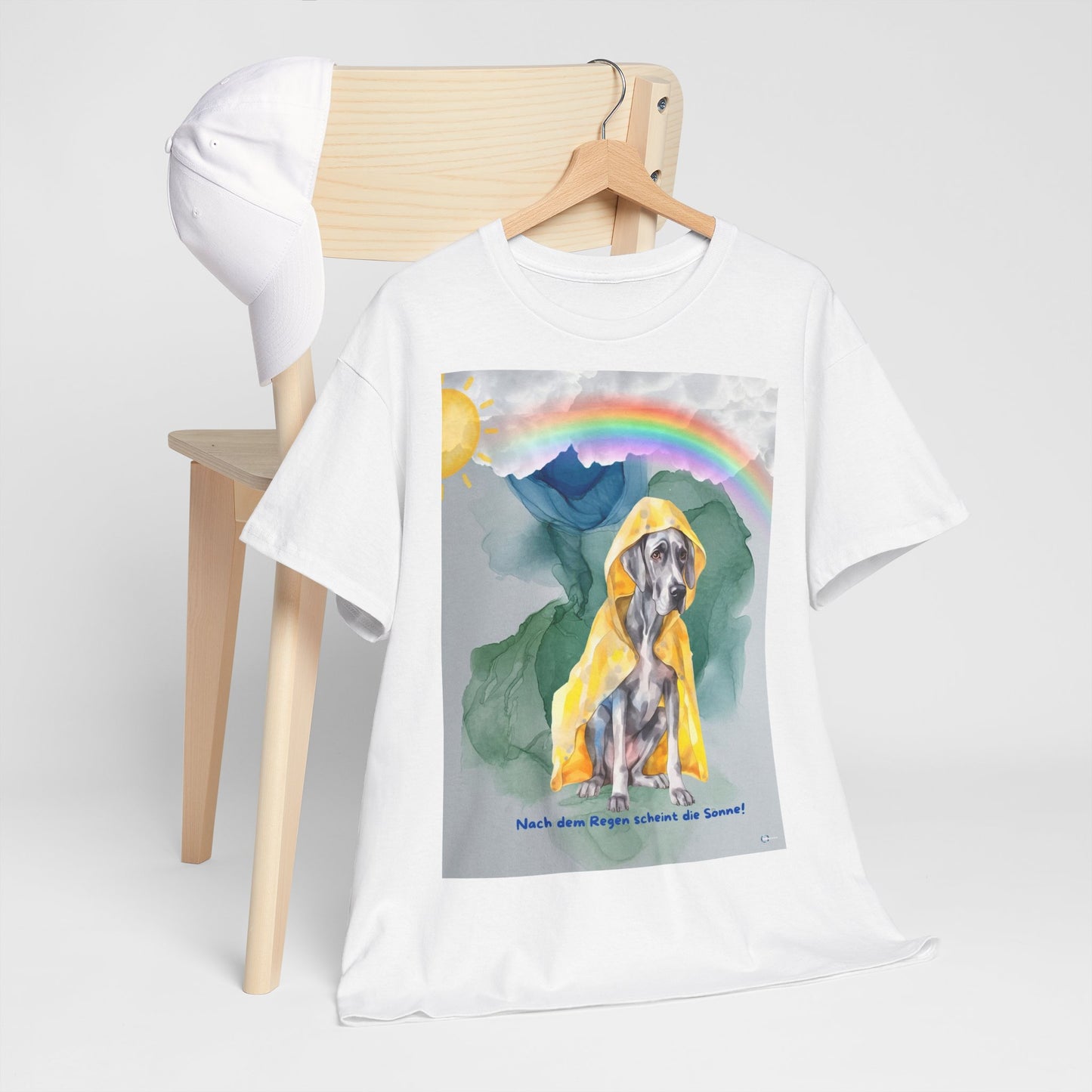Dog in Yellow Raincoat T-Shirt | Rainbow Mountain Illustration. Nach dem Regen, scheint die Sonne!