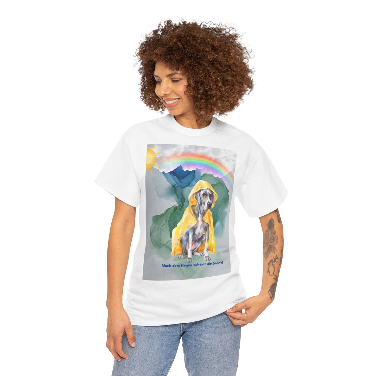 Dog in Yellow Raincoat T-Shirt | Rainbow Mountain Illustration. Nach dem Regen, scheint die Sonne!