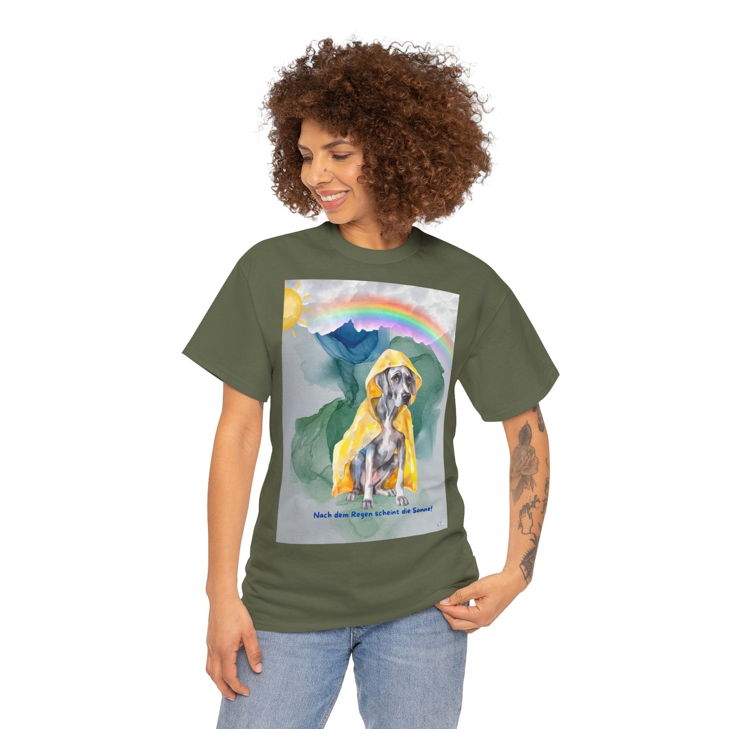 Dog in Yellow Raincoat T-Shirt | Rainbow Mountain Illustration. Nach dem Regen, scheint die Sonne!